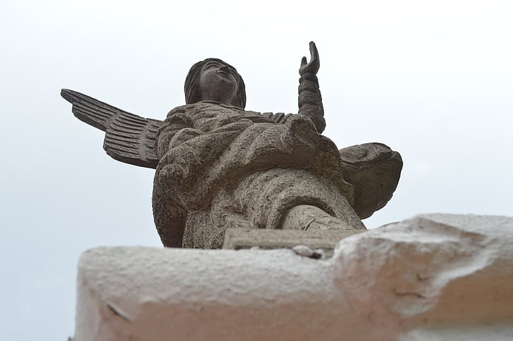 Статуята, Ангел, Църква