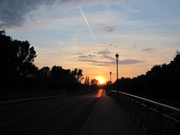 ηλιοβασίλεμα, δρόμος, όριο, λαμπτήρες, φως, γέφυρα, δέντρα