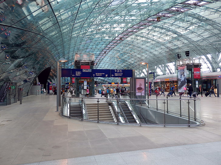 Frankfurt am main Almanya, Havaalanı, Havaalanı tren istasyonu, Hall, cam çatı, geniş, yürüyen merdiven