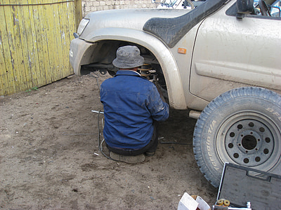 Awaria samochodu, garaż, Mongolia