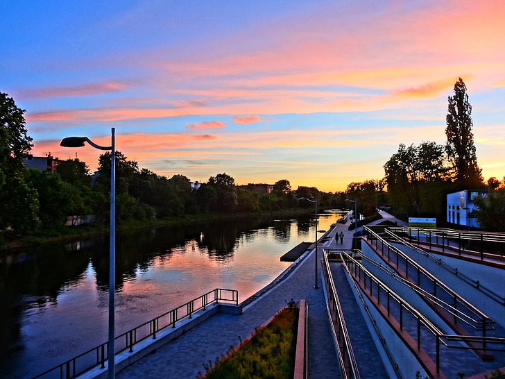 Bydgoszcz, Centre ville, remblai, promenade, Brda, bord de l’eau, soirée