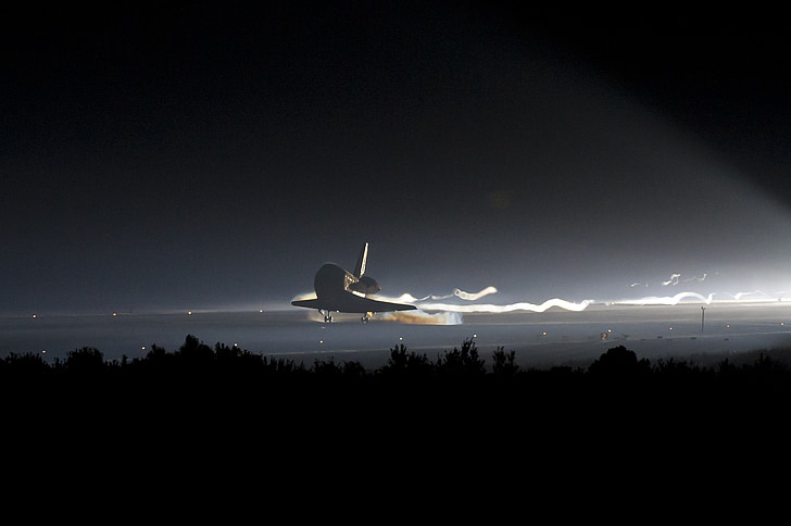Atlantis, lanzadera de espacio, de aterrizaje, noche, noche, avión, senderos de luz