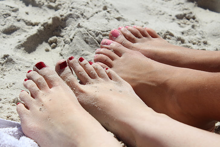pés, menina, verniz das unhas, dez, -de-rosa, vermelho, areia
