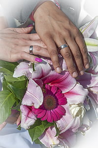 булката и младоженеца, се ожени, Сватбени пръстени, Любов, вечността, пръстени, цветя