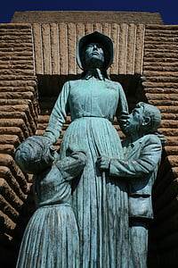 Pioneer socha, Socha, bronz, žena, deti, chlapec, dievča