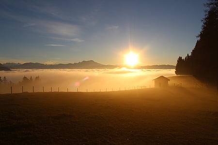 coucher de soleil, brouillard, paysage de montagne