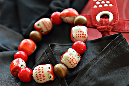 armband, smycken, rött och svart, närbild, makro, nattflyn, pärlor
