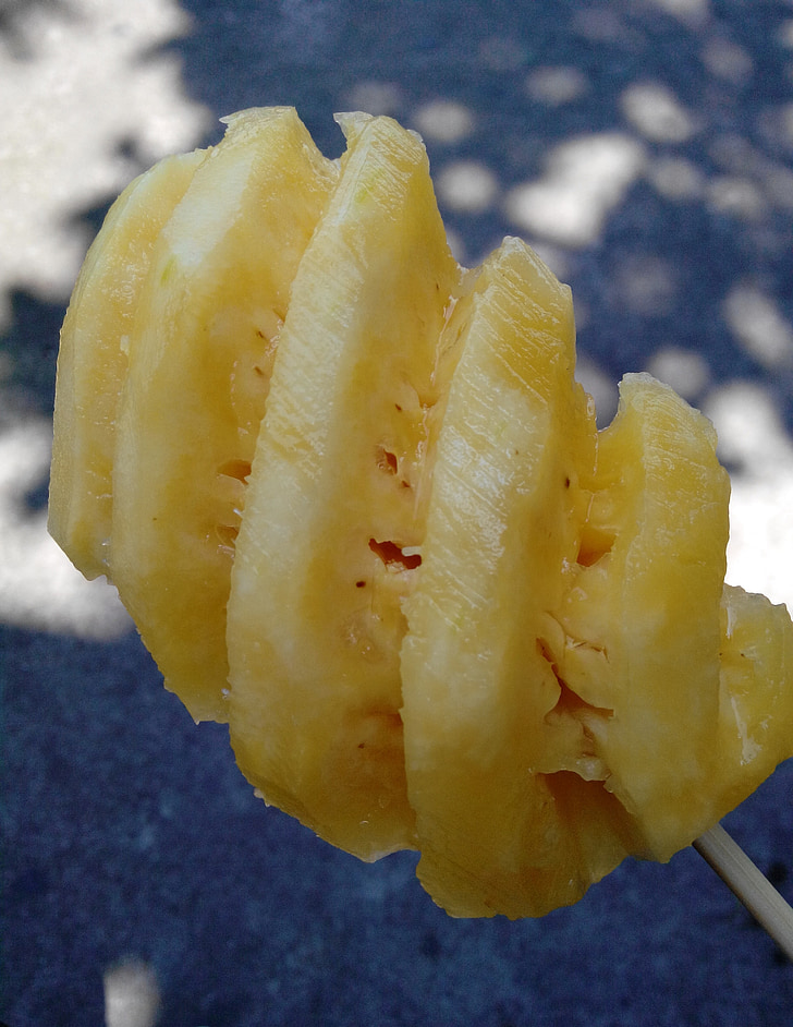 pineapple, the sun was shining, very hot, crisp and delicious, sweet, delicious