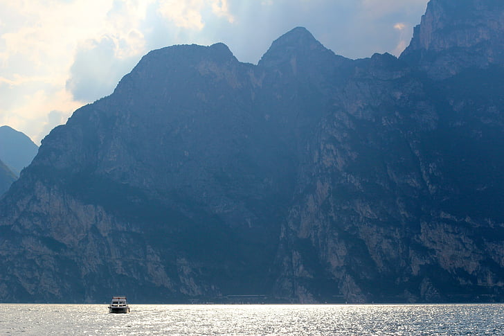 Lago di Garda, Itálie, Torbole, lodě, krajina