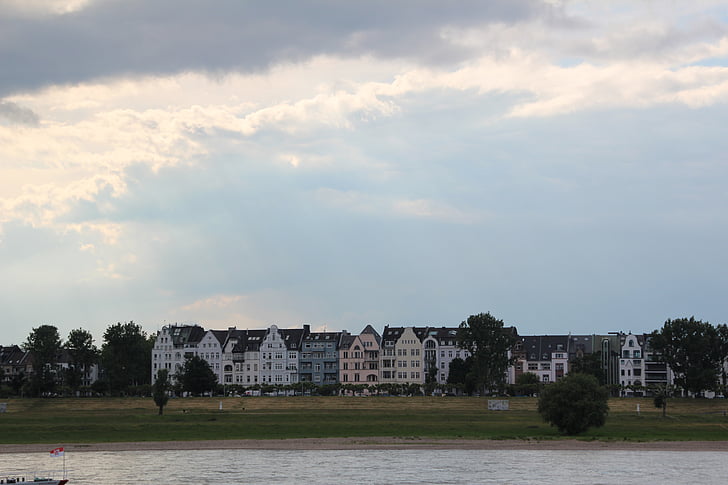 Düsseldorf, Nord Rhein Westfalen, Rhein, Seite