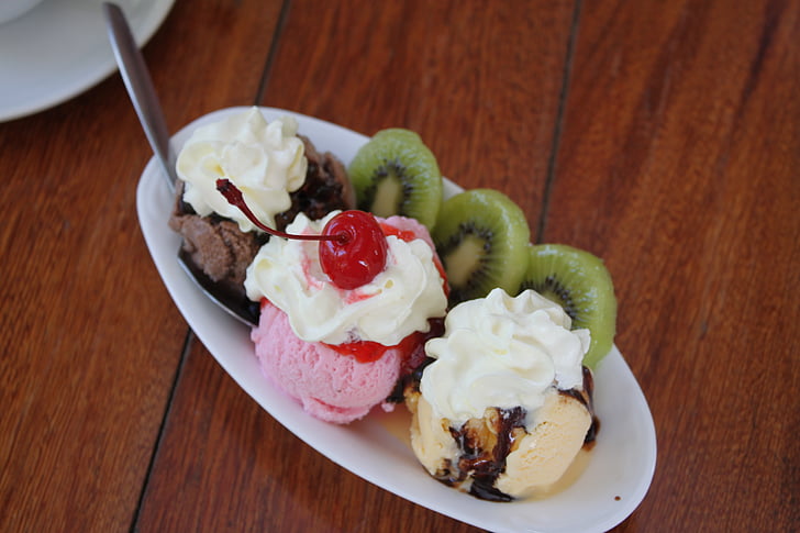 ice cream, kiwi, scoops, chocolate, strawberry, vanilla, cream