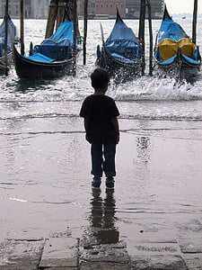 berniukas, gondolomis, bangos, Italija, Venecijos, kanalas, šlapiame kelyje