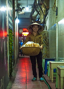 naine, toidu müük, isiku, koridori, Vietnam