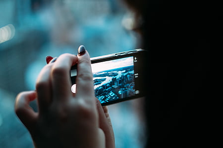 moteris, rankas, nailpolish, iPhone, ekranas, nuotraukų, vaizdas