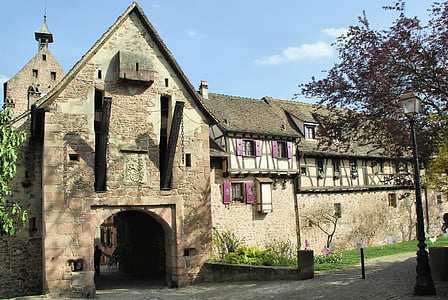 Alsace, Riquewihr, Vakttornet, vindbrygga, befäst hus, dubbar, gamla byn
