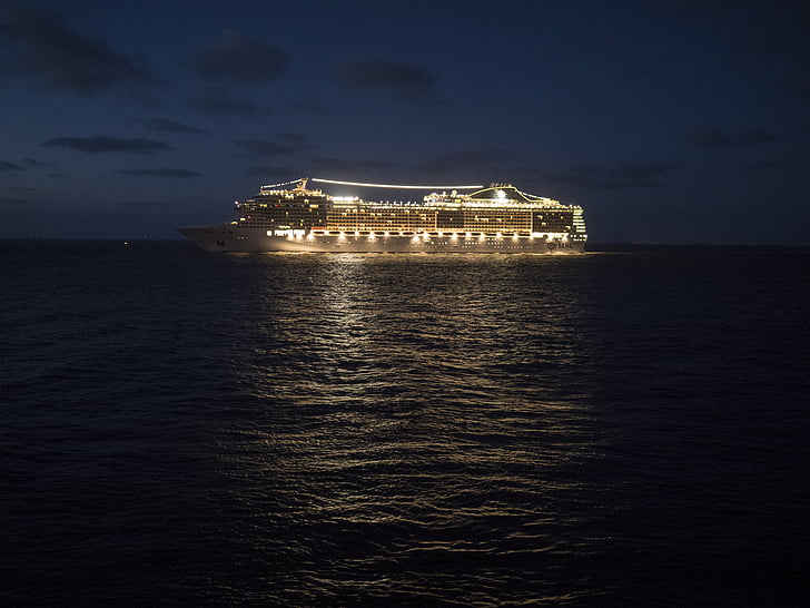 Port, statek, statek wycieczkowy, noc, światła, Wybrzeże, MSC