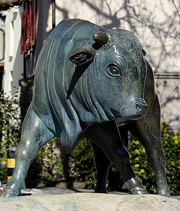 sculpture, animal figure, bull, bronze, symbol, market place, sunlight