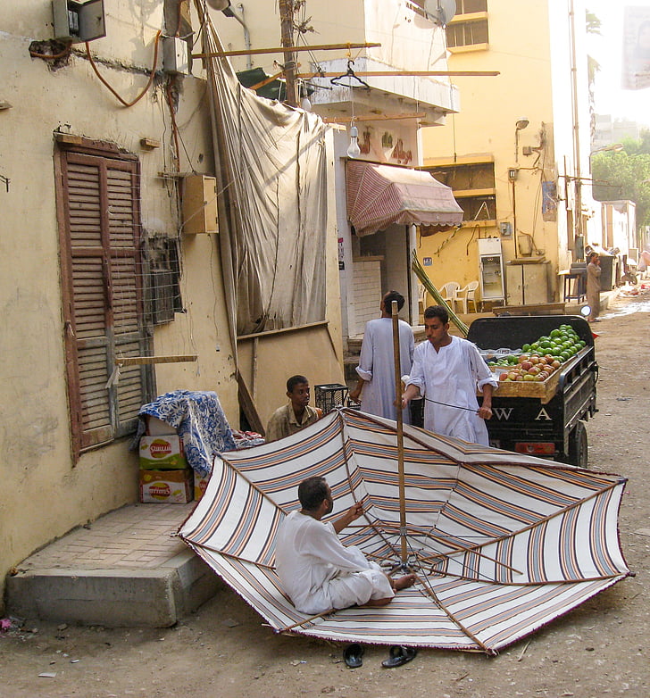 Égypte, Assouan, artisans, parasol