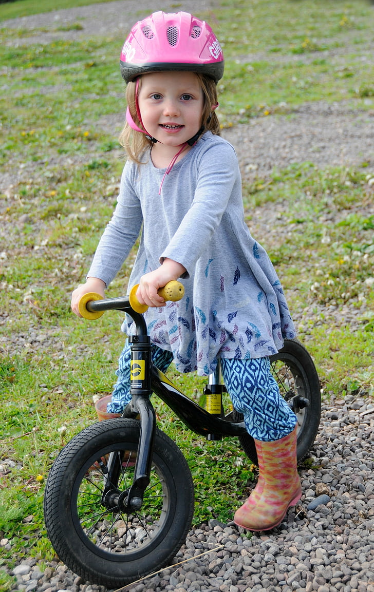 maza meitene, velosipēds, velosipēdu, bērnu, meitene, maz, mazulis