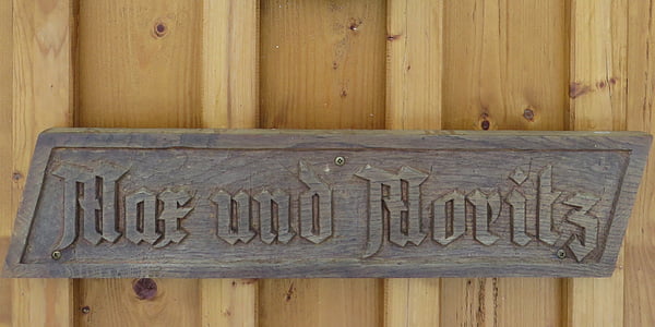 деревянный знак, сказки, Макс и Мориц