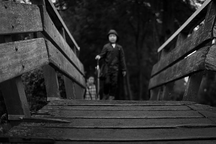 garçon, marche, en bois, pont, niveaux de gris, photo, noir et blanc