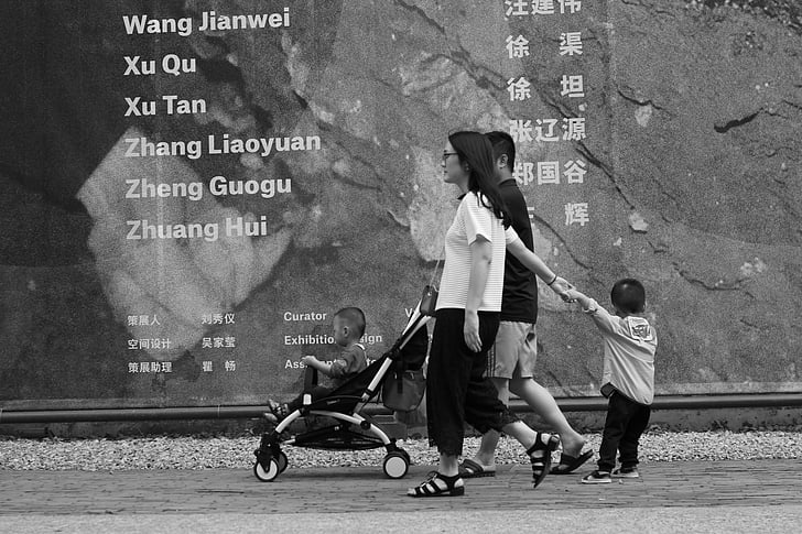 obitelj, ulica, crno-bijela fotografija, Azija, djeca, roditelji, hoda