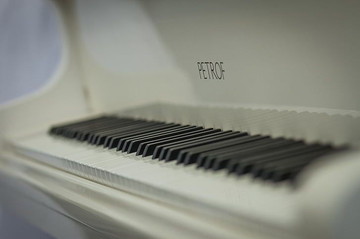 Grand piano, bílá, klafishi