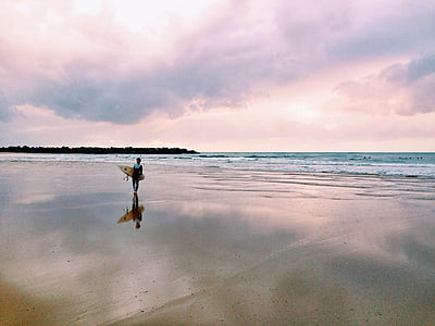persoană, Holding, placă de surf, în picioare, lângă, ţărmul mării, gri