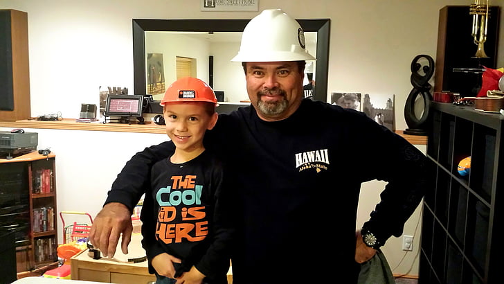 trabalhador da construção civil, homem, pai, filho, orgulho, trabalho, capacete