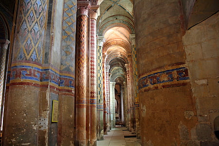 polychrome Spalten, reich verzierte Säulen, Kirche-Säulen, bunte Säulen, verzierte Säulen, Kirchenraum, Bögen
