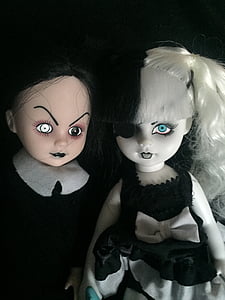 muñecas de miedo, hermanas, horror, macabra