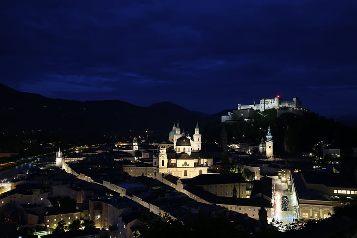 Mönch Kaštel habsburg, noćni pogled, Austrija, kratki posao od, noć, Gradski pejzaž, osvijetljeni