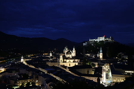 Mönch Habsburgu pils, nakts skatu, Austrija, īss uzņēmuma no, naktī, cilvēki un kultūra, izgaismotas