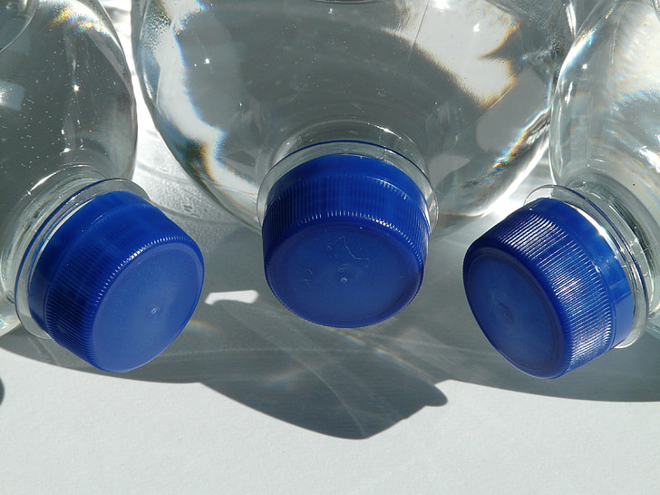 pudelid, plastpudel, pudel, mineraalvesi, vee, läbipaistev, kaas