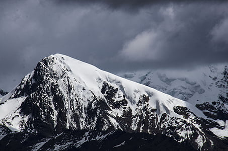Snow mountain, pilvi, vuorikiipeilijä, kävellen