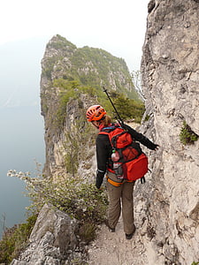 Cima capi, Via Ferrada susatti, escalada, Garda, accident de roca, vora de la roca, perpendicular