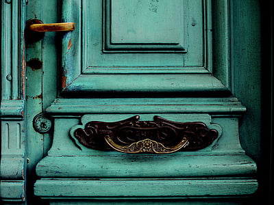 puerta vieja, cartas de correo, puerta cancel, cerradura oxidada, adornos bronce, decrepitud urbano, materiales nobles