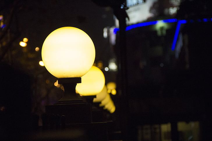 ulična svjetiljka, noćni pogled, Prikaz ulice, večer, okrugla svjetiljka, nizu svjetla, ograda