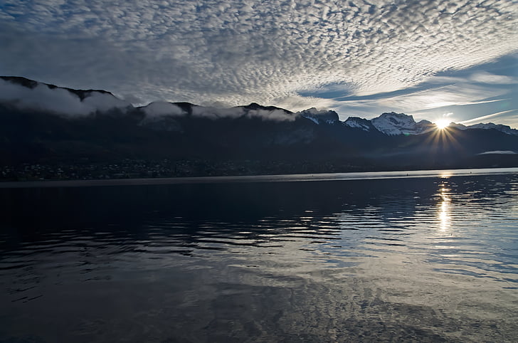 Annecy, izlazak sunca, jezero jesen