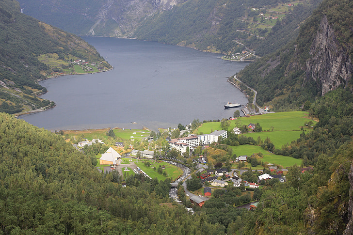 Norsko, fjord, vesnice