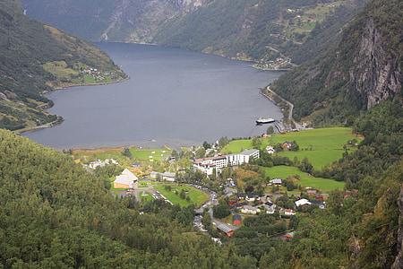 Norvège, le fjord, village