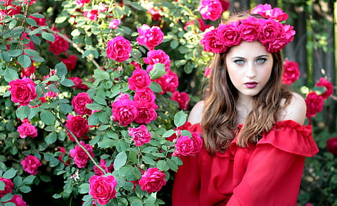 สาว, ดอกกุหลาบ, สีแดง, พวงหรีด, ดอกไม้, ความสวยงาม, ผู้หญิง