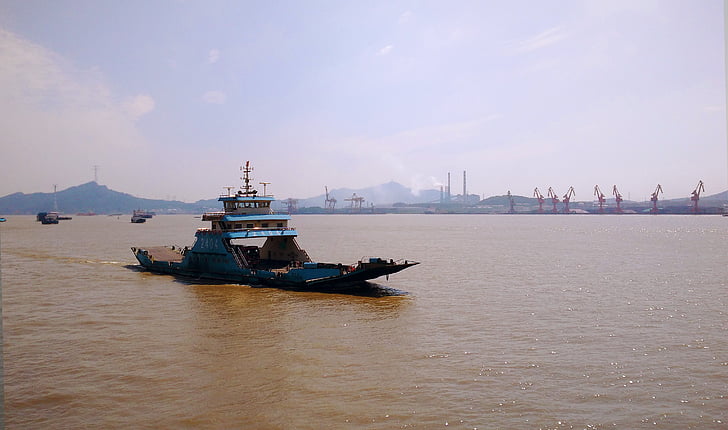 Čína, yangtze river, trajektová doprava, loď, průmyslová oblast, hnědá voda