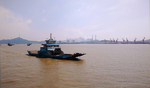 Китай, река Яндзъ, Ferry служба, кораб, индустриална зона, кафява вода