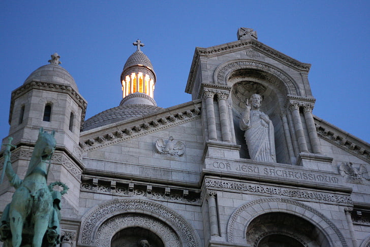 Paris, Sacré-Coeur, Montmartre bakken, nattvisning, belysning, daggry, den praktfulle bygningen