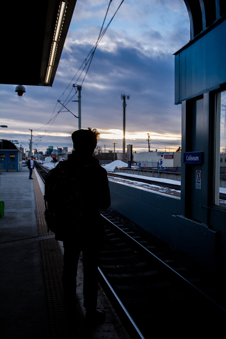 mannen, väntar på, tåg, järnväg, järnväg, järnvägsspåren, transport