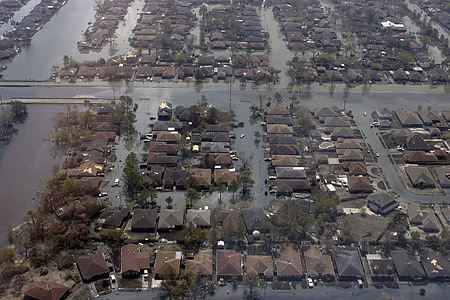 orkan katrina, poplave, New orleans, po orkanu katrina, škoda, opustošenja, helikopter
