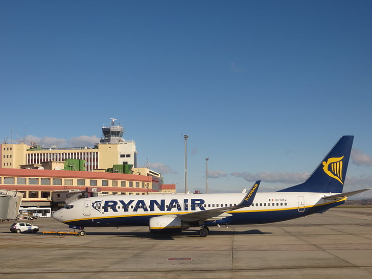 lidosta, plakne, Ryanair, zemu izmaksu