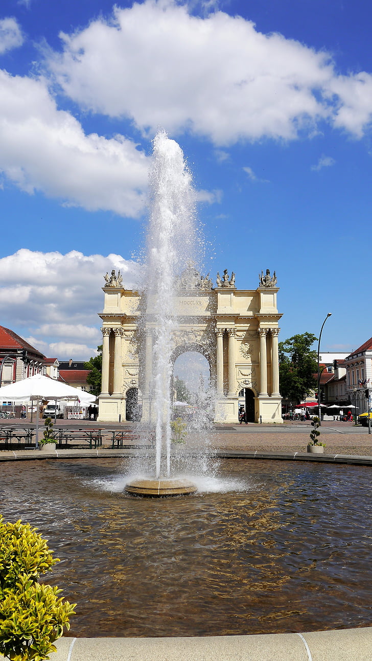 Potsdam, Brandenburgas vārti, interesantas vietas, vēsturiski, luisenplatz, mākoņi, strūklaka