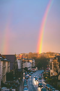 dos, arco iris, cerca de, ciudad, durante el día, cielo, arco iris